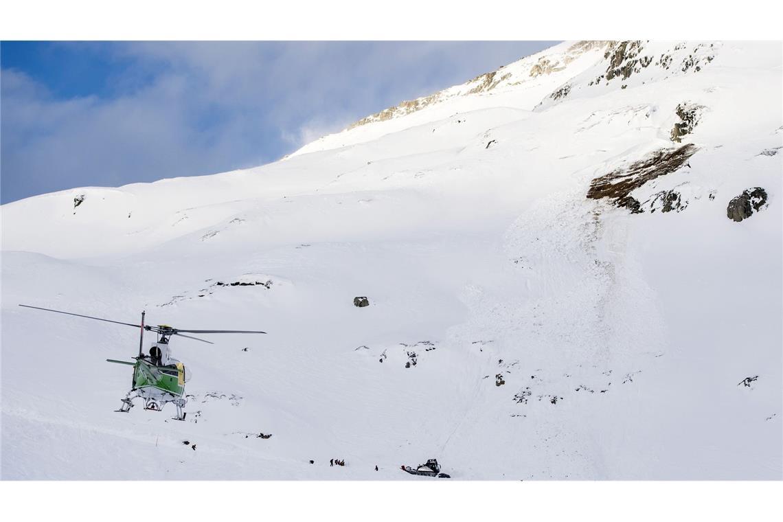 Rettungshubschrauber suchten nach den Vermissten. (Symbolbild)