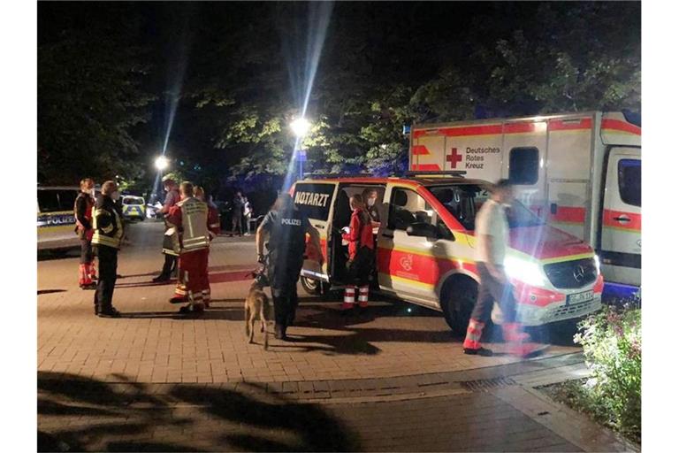 Rettungskräfte am Einsatzort im hessischen Groß-Gerau. Foto: --/5vision.media/dpa