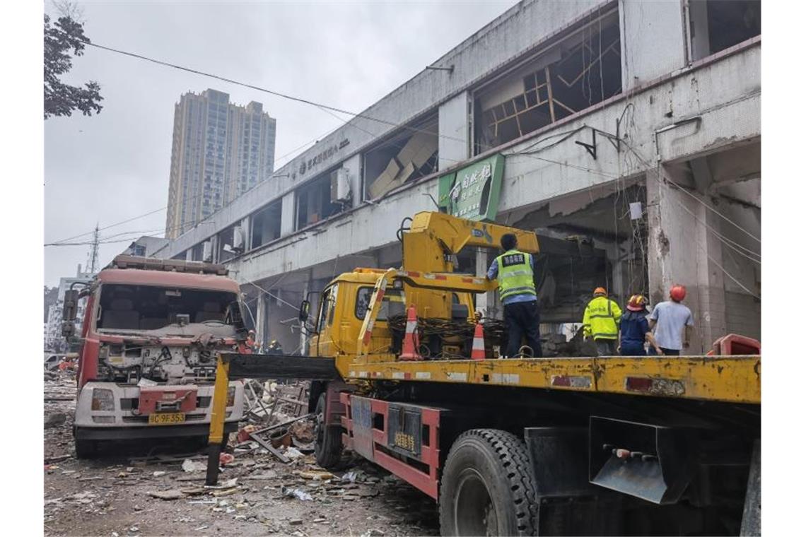 Rettungskräfte am Ort der Gasexplosion in der Gemeinde Yanhu im Bezirk Zhangwan in der Stadt Shiyan. Foto: ---/XinHua/dpa