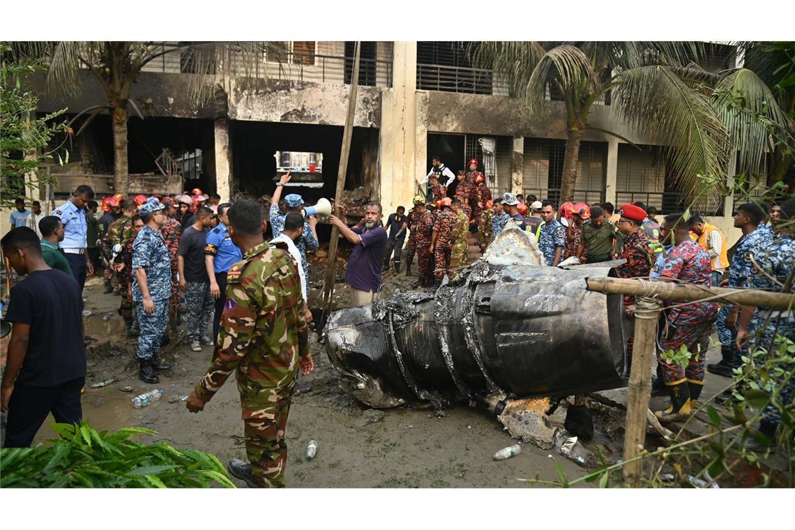 Nach Flugzeugabsturz in Dhaka: 25 Kinder unter Todesopfern Rettungskräfte am Ort des Absturzes eines Militärjets in Dhaka.