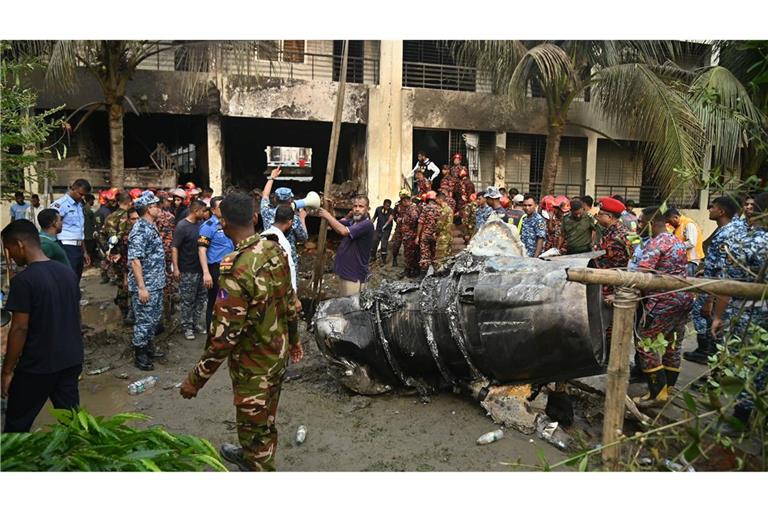 Rettungskräfte am Ort des Absturzes eines Militärjets in Dhaka.