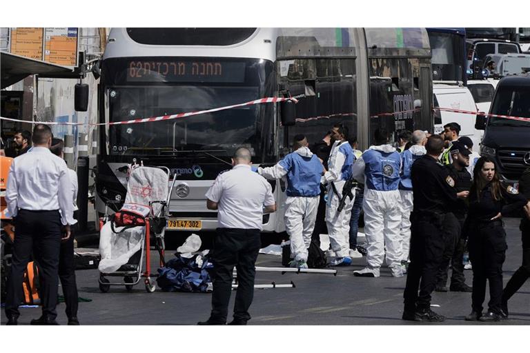 Rettungskräfte am Ort eines Anschlags, bei dem in Jerusalem mehrere Menschen getötet wurden.