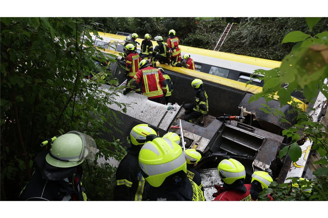 Ein Bild der Zerstörung – und viele Fragen Rettungskräfte am Tag nach dem Zugunglück bei Riedlingen