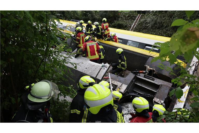 Rettungskräfte am Tag nach dem Zugunglück bei Riedlingen