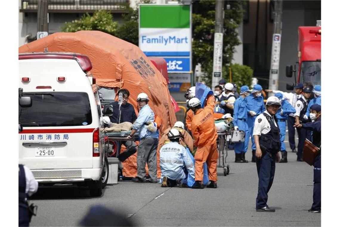 Rettungskräfte am Tatort in Tokio. Foto: Kyodo News/AP