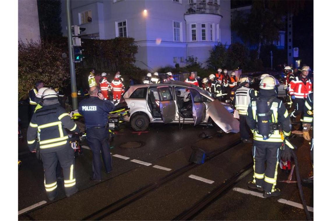 Familie verunglückt nach Hochzeit: Zwei Tote Rettungskräfte am Unfallort in Bielfeld. Foto: Christian Mathiesen/dpa