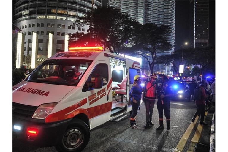 Rettungskräfte am Unglücksort im Einsatz. Foto: Amirul Azmi/BERNAMA/dpa