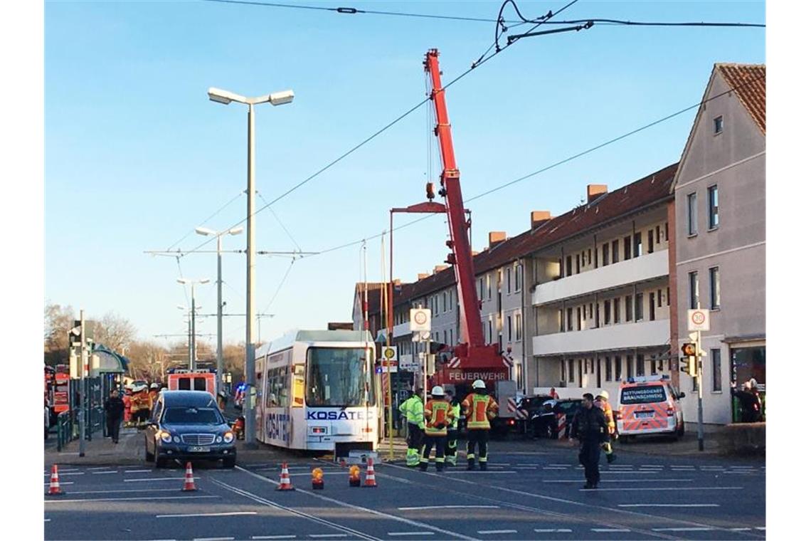 Kind gerät in Braunschweig unter Straßenbahn und stirbt