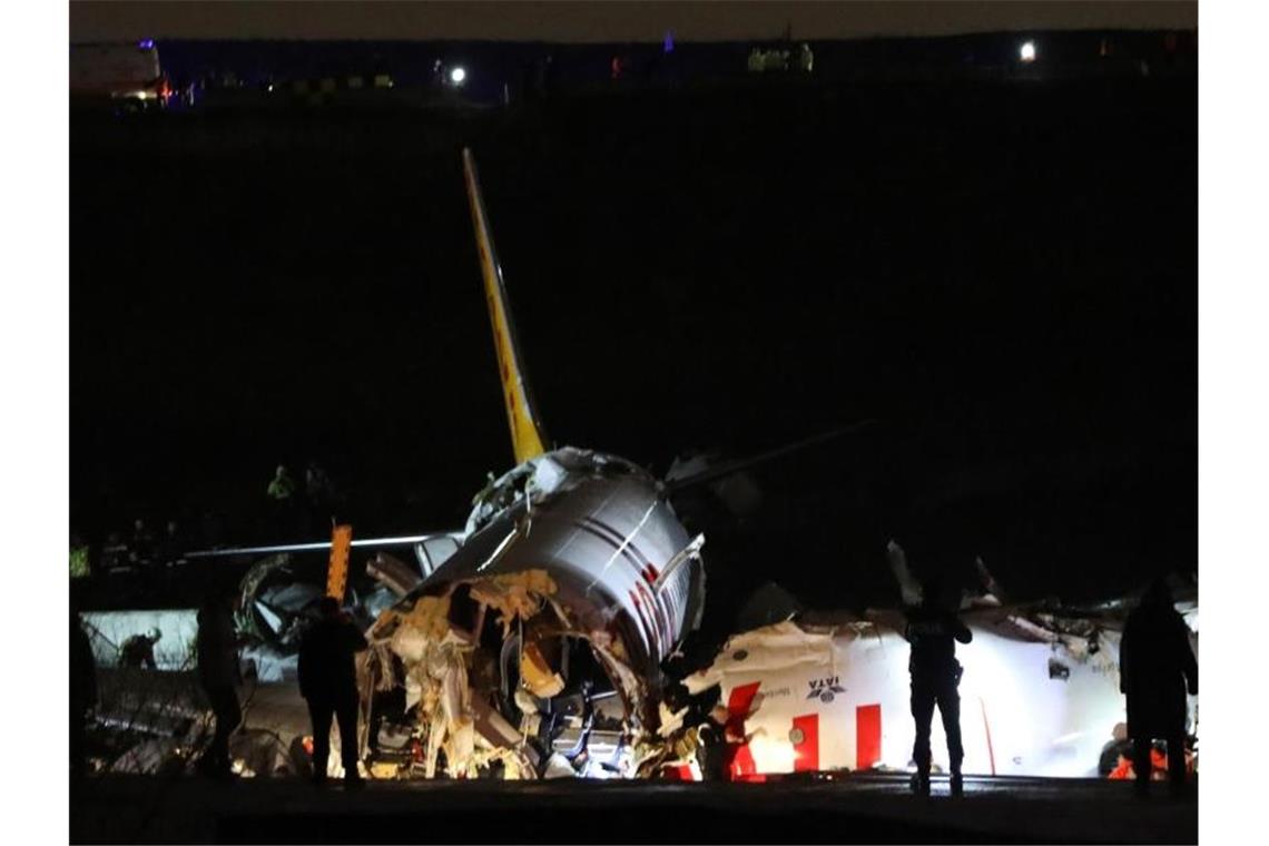 Rettungskräfte an einem Flugzeug, das am Istanbuler Flughafen von der Landebahn abgekommen war und Feuer gefangen hatte. Foto: -/AP/dpa