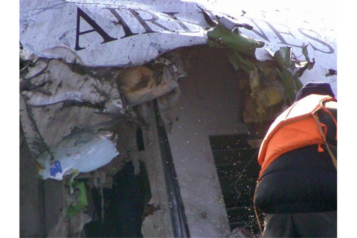 Flugzeug mit 132 Menschen an Bord in China abgestürzt Rettungskräfte an einer verunglückten Maschine in Baotou (Archivbild vom 21. November 2004). Foto: -/Imaginechina/epa/dpa