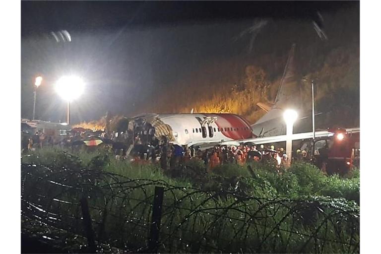 Rettungskräfte arbeiten am Flughafen Calicut am Wrack der Air-India-Express-Maschine IX 1344 aus Dubai. Foto: AP/dpa