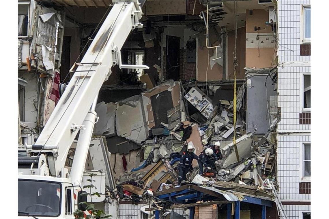 Rettungskräfte arbeiten am Ort einer Gasexplosion in einem neunstöckigen Wohnhaus, mit Toten und Verletzten. Foto: Maxim Marmur/AP/dpa