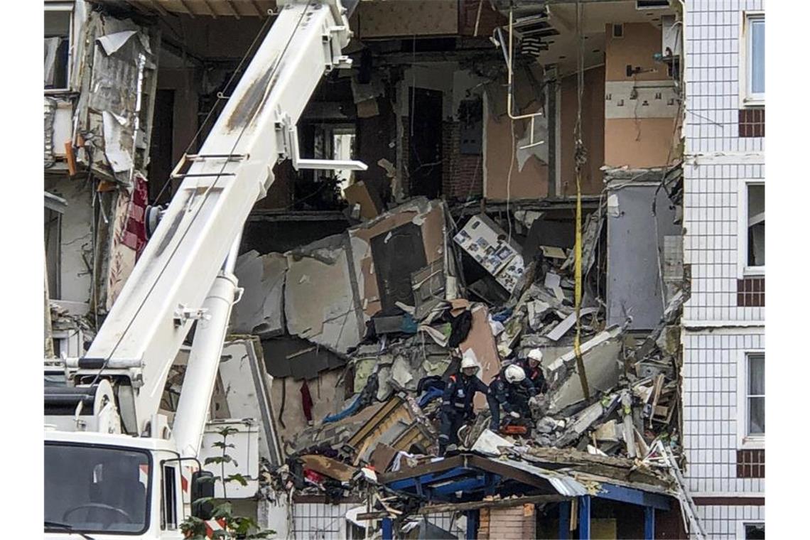 Tote und Verletzte bei Gasexplosion nahe Moskau Rettungskräfte arbeiten am Ort einer Gasexplosion in einem neunstöckigen Wohnhaus, mit Toten und Verletzten. Foto: Maxim Marmur/AP/dpa
