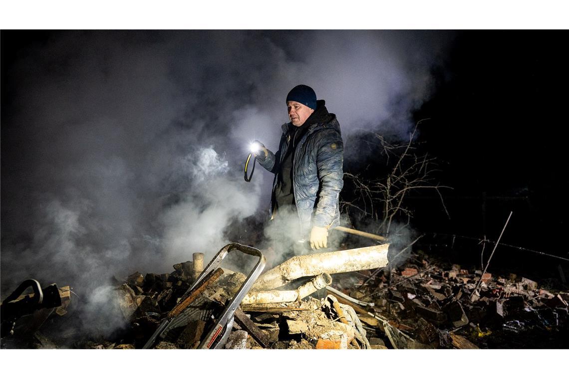 Rettungskräfte arbeiten am Ort eines russischen Luftangriffs auf ein Wohngebiet.