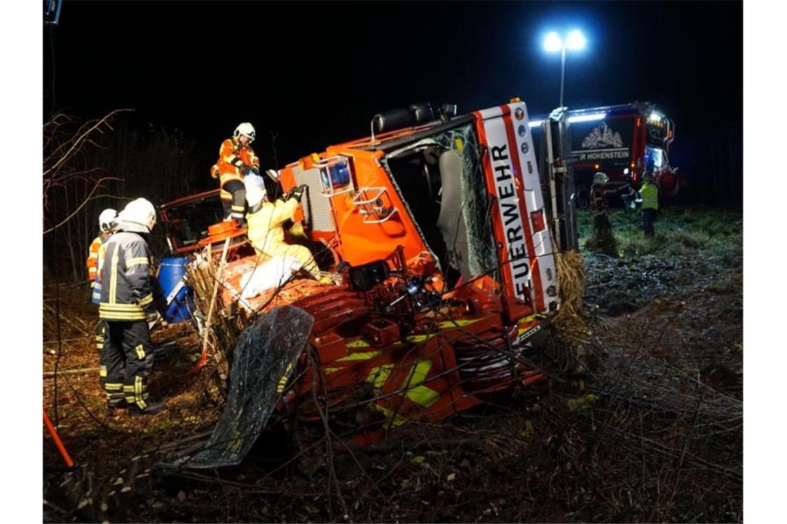 Feuerwehrkran stürzt um: zwei Verletzte, B312 gesperrt Rettungskräfte arbeiten am Ort eines Unfalls. Foto: Kohls/SDMG/dpa