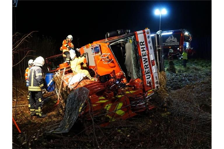 Rettungskräfte arbeiten am Ort eines Unfalls. Foto: Kohls/SDMG/dpa