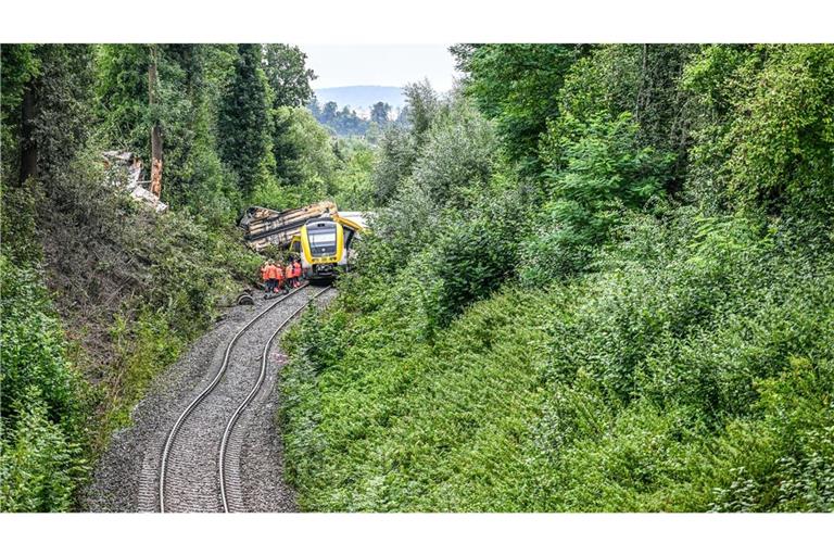 Rettungskräfte arbeiten am Wrack des verunglückten Zuges.