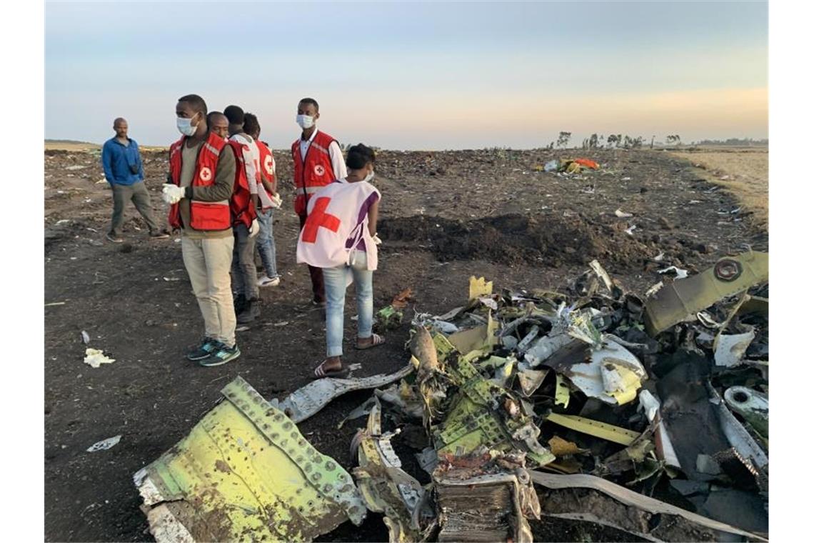 Rettungskräfte arbeiten an der Absturzstelle des Fluges 302 der Ethiopian Airlines südlich von Addis Abeba. Foto: Wang Shoubao/XinHua/dpa