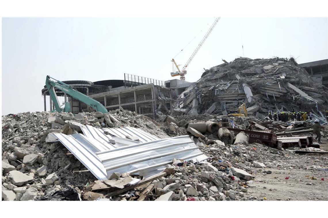Stärke 7,7: Sehr schweres Erdbeben erschüttert Südostasien Rettungskräfte arbeiten an der Stelle eines Hochhauses, das nach einem Erdbeben der Stärke 7,7 in Bangkok, Thailand, eingestürzt ist