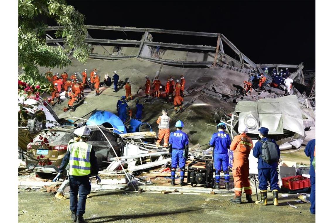 Rettungskräfte arbeiten an der Unfallstelle des eingestürzten Hotels. Foto: Lin Shanchuan/XinHua/dpa