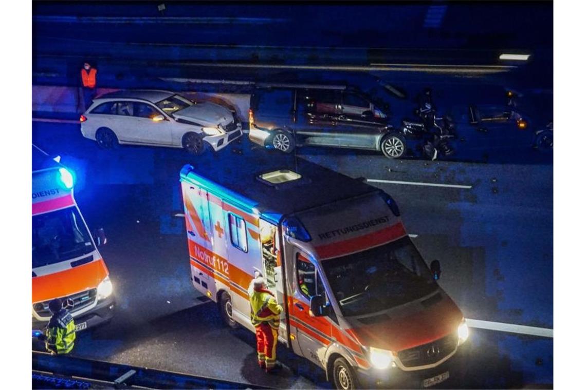 Rettungskräfte arbeiten an der Unfallstelle mit mehreren PKWs an der A8 bei Leonberg. Foto: Dettenmeyer/dpa