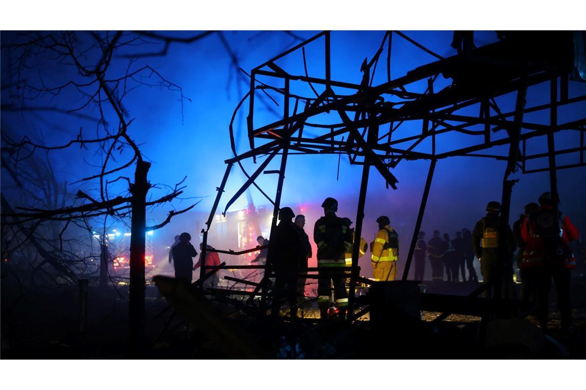 Rettungskräfte arbeiten an einem Markt in der ukrainischen Stadt Saporischschja, der durch einen russischen Angriff zerstört wurde.