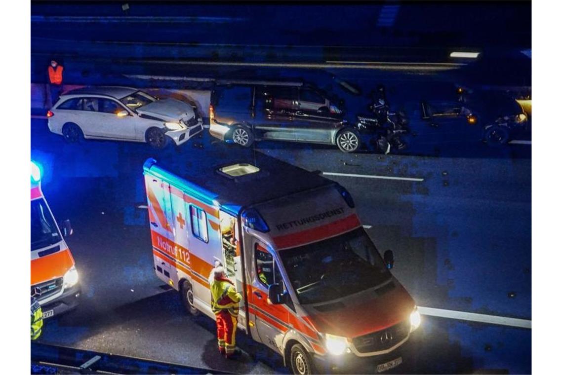 Rettungskräfte arbeiten an einer Unfallstelle mit mehreren PKWs auf der A8. Foto: Dettenmeyer/dpa