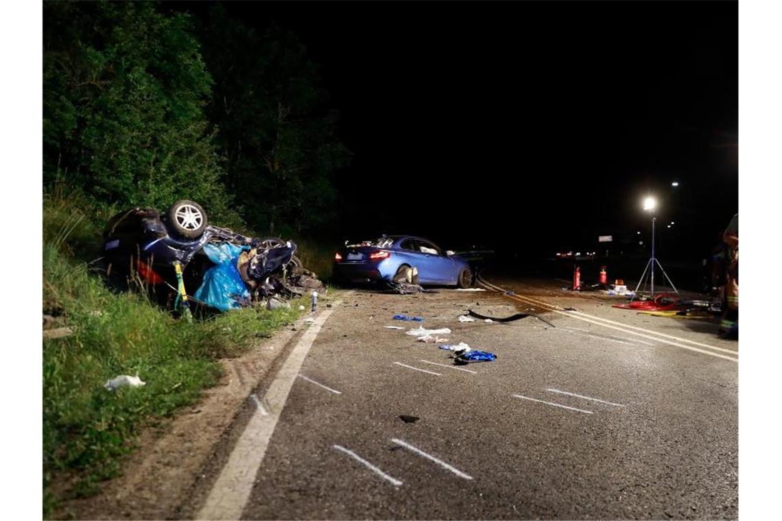 Rettungskräfte arbeiten auf der Straße zwischen Villingen und Schwenningen, wo zwei Autos frontal zusammen stießen. Foto: Andreas Maier