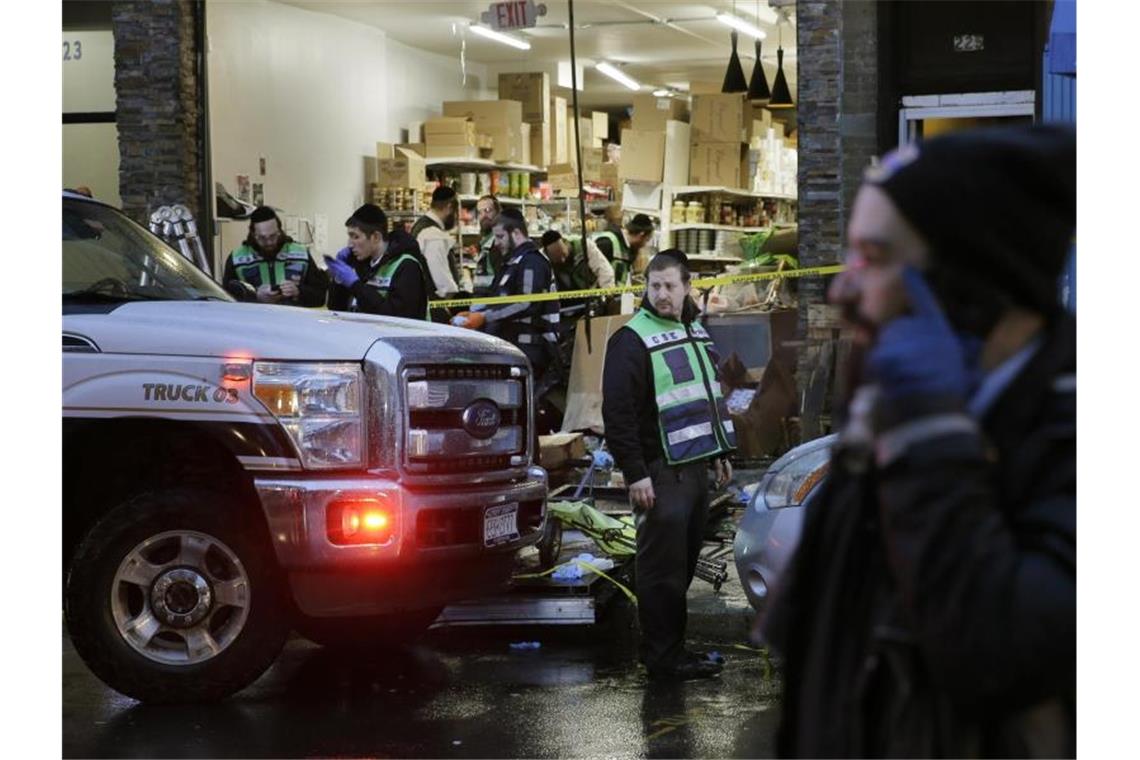 Wohl gezielter Angriff auf jüdischen Laden bei New York Rettungskräfte arbeiten in dem koscheren Supermarkt, wo bei einem stundenlangen Schusswechsel sechs Menschen starben. Foto: Seth Wenig/AP/dpa