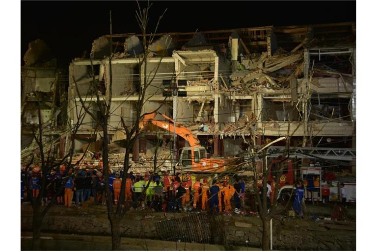 Rettungskräfte arbeiten in den frühen Morgenstunden am Ort einer Tankwagenexplosion. Foto: -/XinHua/dpa