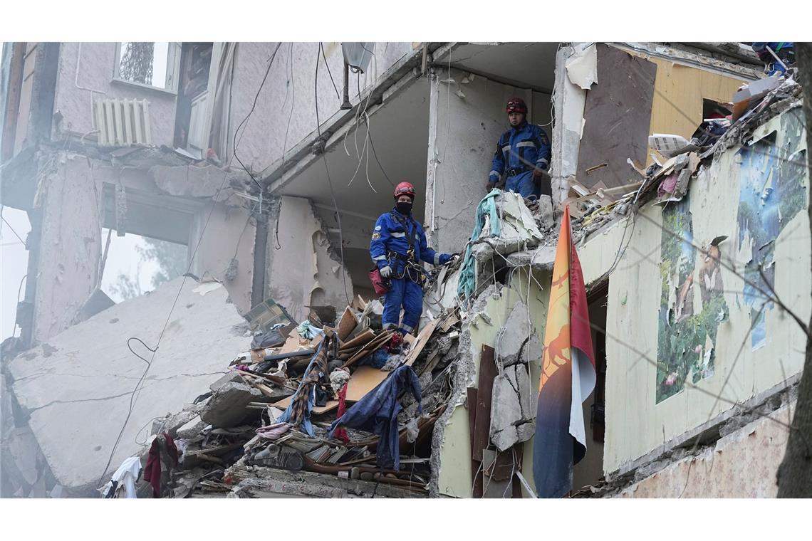 Bilder des Tages Rettungskräfte arbeiten in einem zerstörten Wohnhaus nach einem russischen Raketenangriff
