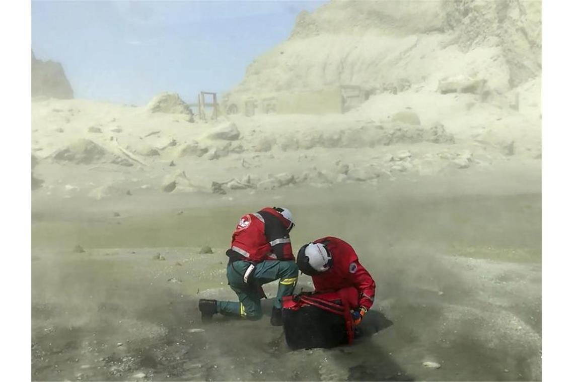 Rettungskräfte auf der Vulkaninsel White Island. Aus der Touristeninsel ist nach dem Ausbruch von Neuseelands gefährlichstem Vulkan eine Todeszone geworden. Foto: -/XinHua/dpa