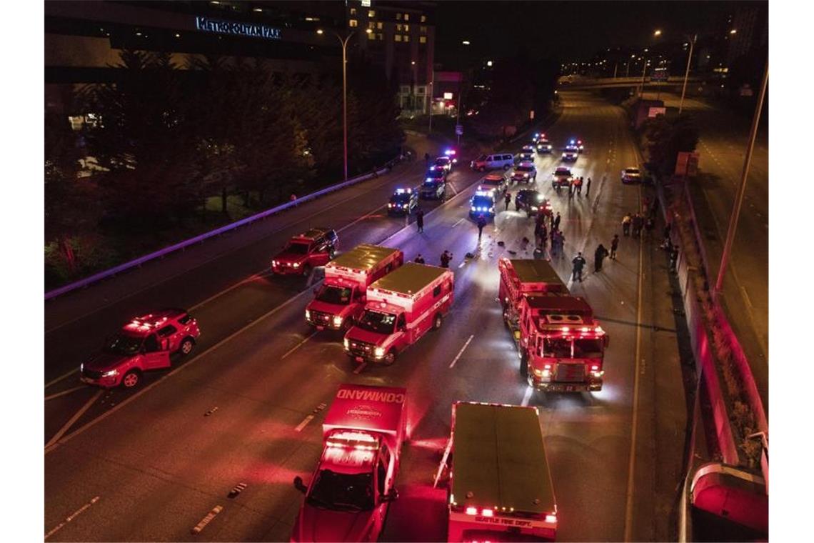 Rettungskräfte auf einer Schnellstraße in Seattle, wo ein Auto zwei Demonstrantinnen überfahren hat. Foto: James Anderson/James Anderson/dpa