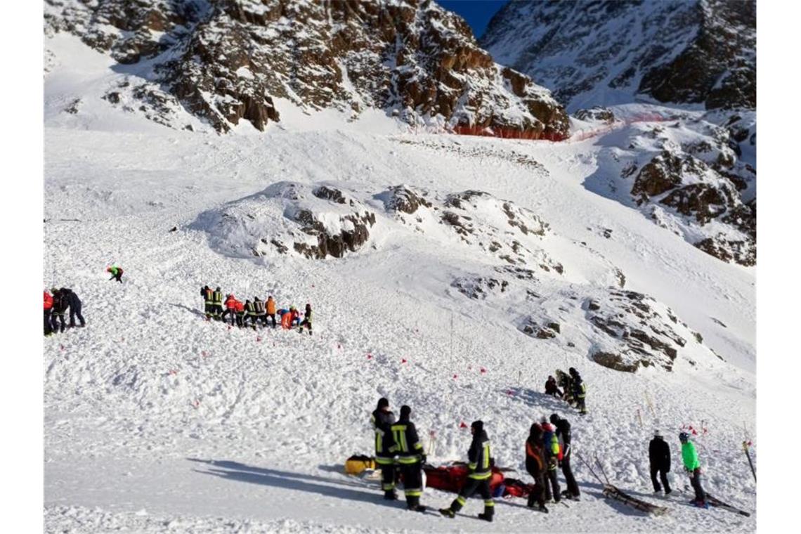 Rettungskräfte bei einer Suchaktion nach der Lawine im Skigebiet im Südtiroler Schnalstal. Foto: Uncredited/ANSA/AP/dpa