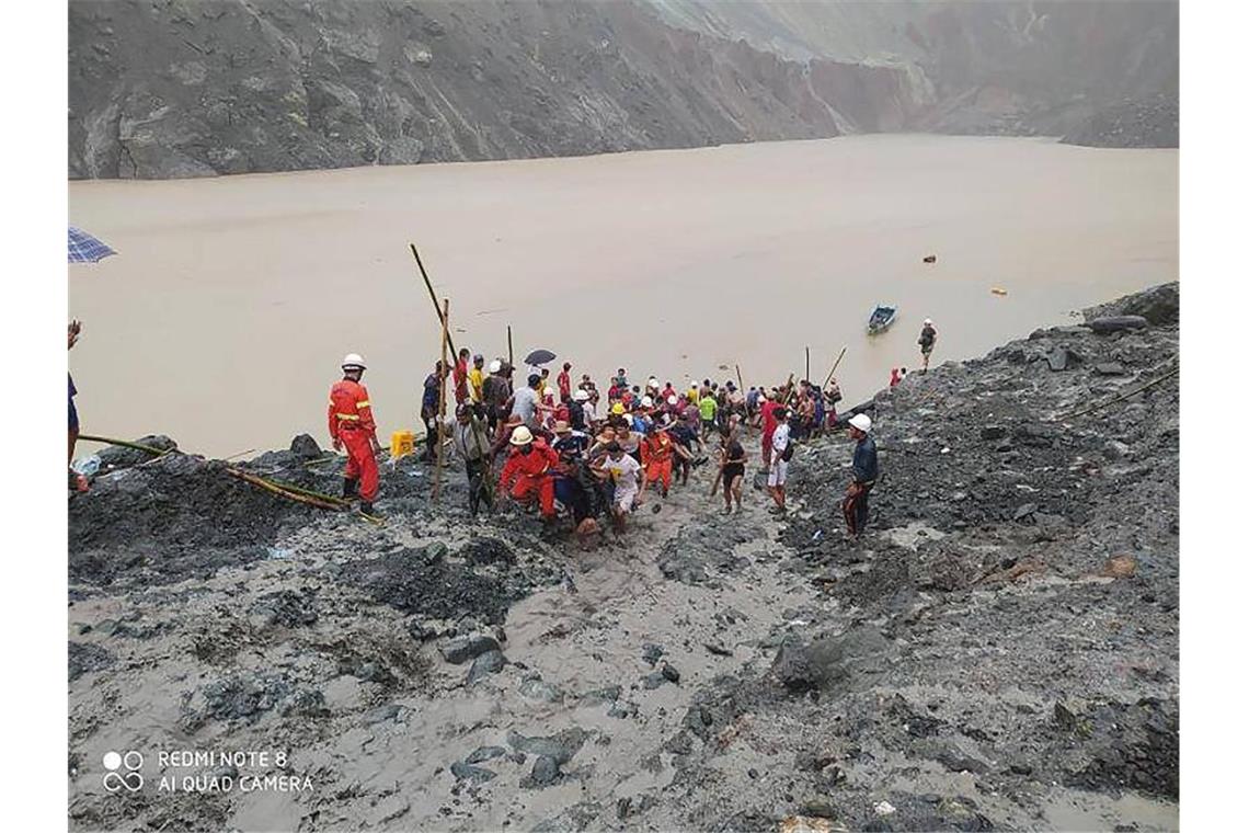 Tödliches Minen-Unglück: 126 Menschen sterben in Myanmar Rettungskräfte beim Einsatz in einem Jade-Bergwerk in Myanmar. Bei einem Erdrutsch sind zahlreiche Arbeiter ums Leben gekommen. Foto: Feuerwehr Myanmar/dpa