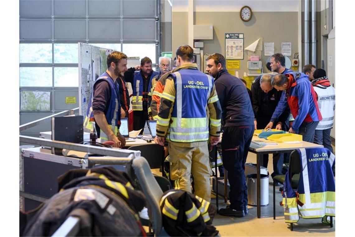 Rettungskräfte beraten sich in der Einsatzzentrale in Furth im Wald. Foto: Vogl Daniel/dpa