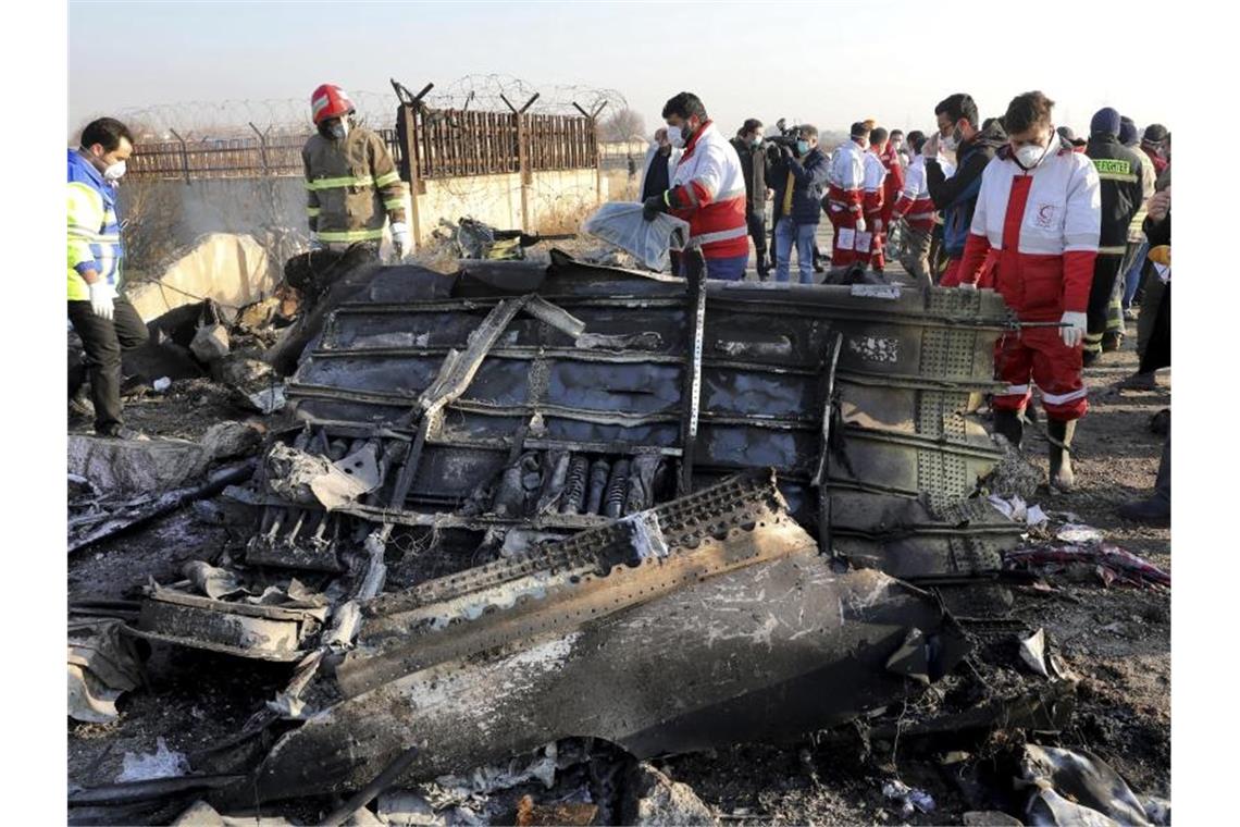 Irrtümlicher Flugzeugabschuss: Neue Proteste im Iran Rettungskräfte bergen Wrackteile der abgeschossenen Maschine in der Nähe von Teheran. Foto: Ebrahim Noroozi/AP/dpa