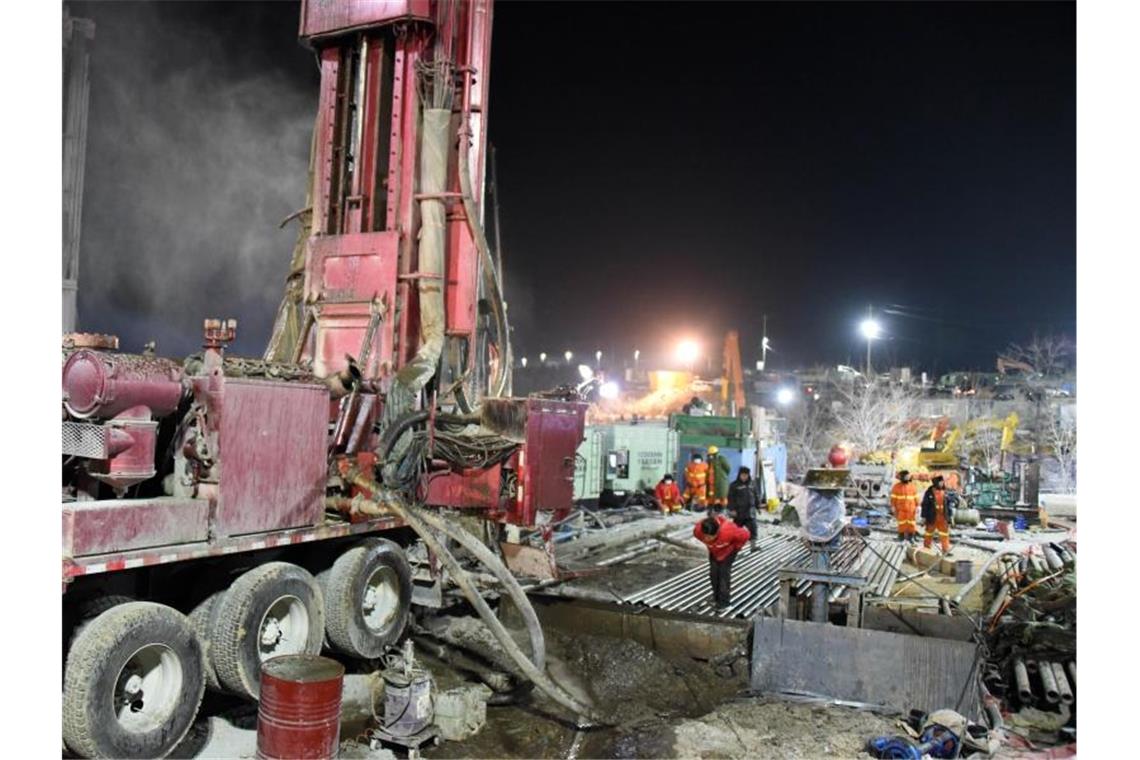 Rettungskräfte bohren ein Loch am Explosionsort - mehr als 400 Hilfskräfte sind im Einsatz. Foto: Wang Kai/XinHua/dpa