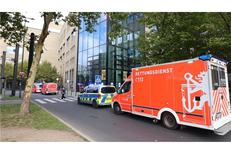 Rettungskräfte brachten den 17-Jährigen lebensgefährlich verletzt ins Krankenhaus.