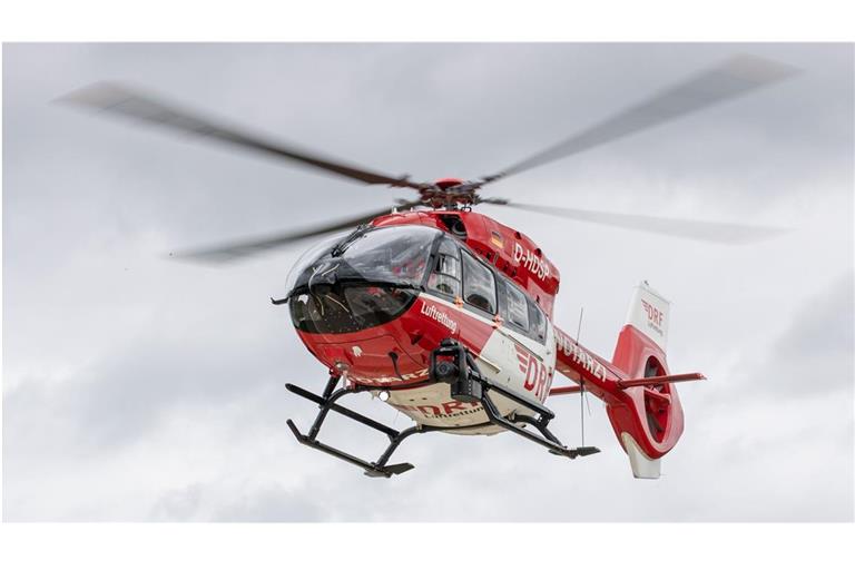 Rettungskräfte brachten den Mann mit einem Rettungshubschrauber in ein Krankenhaus, wo er schließlich verstarb. (Symbolbild)