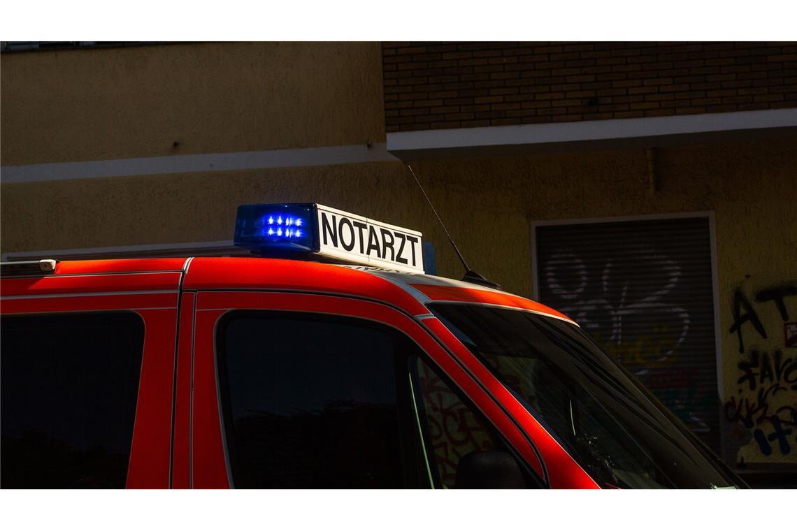 Messerangriff - drei junge Männer werden schwer verletzt Rettungskräfte brachten die drei Verletzten in ein Krankenhaus. (Symbolbild)