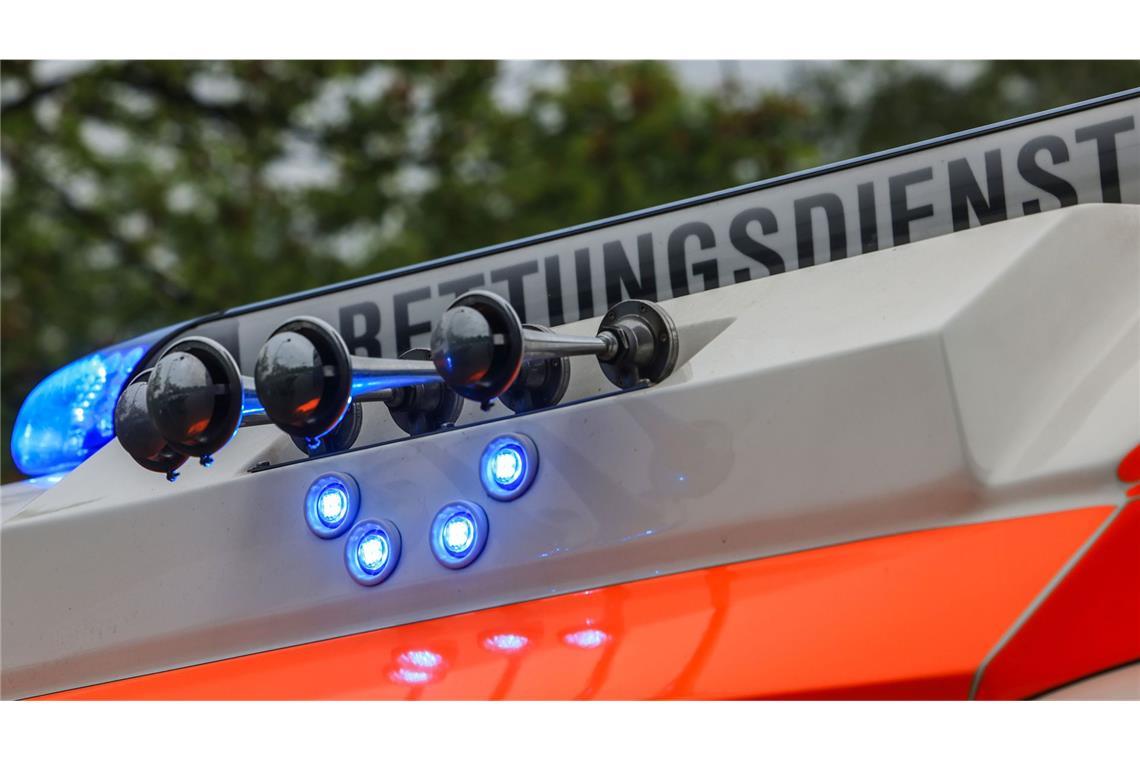 Dreijähriger Fahrradfahrer stößt mit Rennradfahrer zusammen Rettungskräfte brachten die Verletzten in ein nahegelegenes Krankenhaus. (Symbolbild)