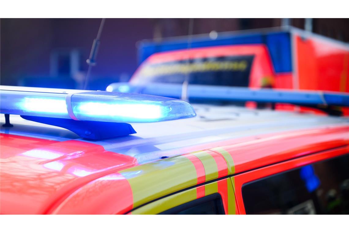 Sekundenschlaf – Peugeot und Volvo kollidieren Rettungskräfte brachten die Verletzten in eine Klinik. (Symbolbild)