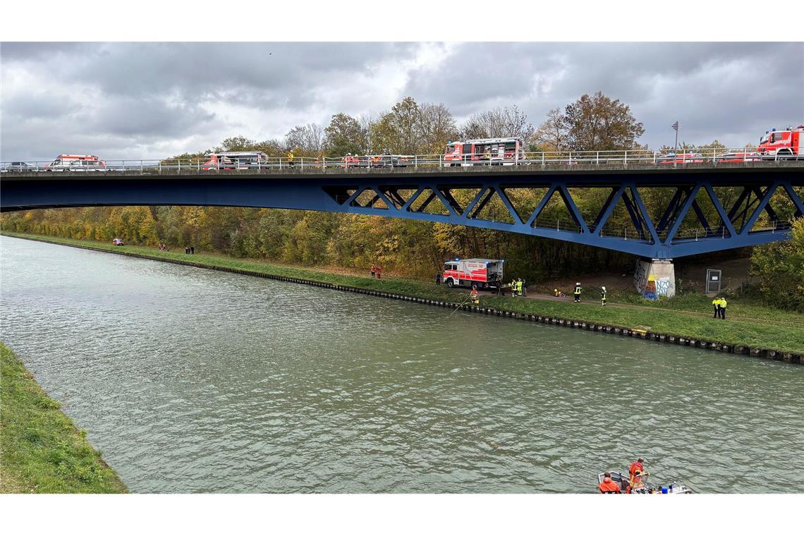 Auto stürzt nach Unfall in Mittellandkanal - drei Tote Rettungskräfte der Feuerwehr sind an der Unfallstelle auf der Bundesstraße 4 an einer Brücke über den Mittellandkanal im Einsatz.