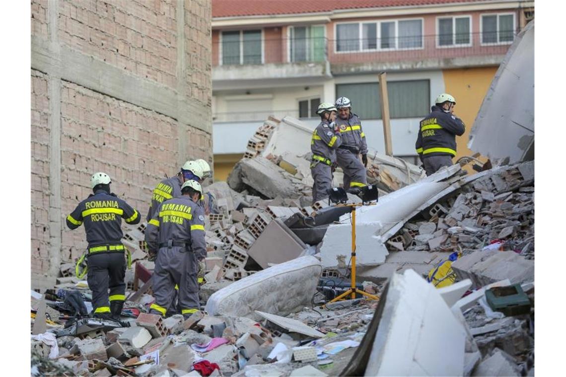 Rettungskräfte durchsuchen die Trümmer eines eingestürzten Gebäudes in Durres. Foto: Visar Kryeziu/AP/dpa