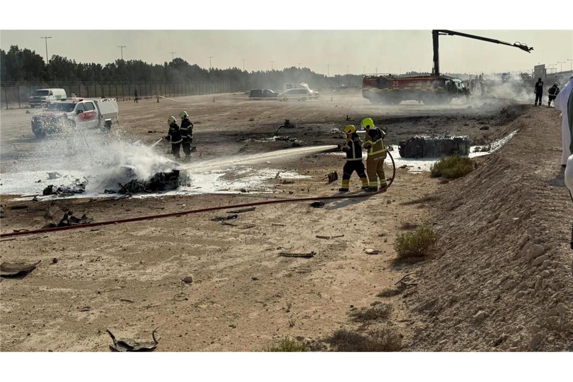 Rettungskräfte eilten zum Unfallort bei der Dubai Air Show. Für den Piloten kam jede Hilfe zu spät.