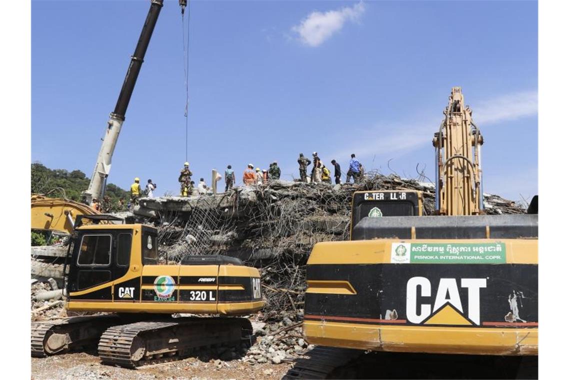 Rettungskräfte fuhren eine Rettungsaktion in einem eingestürzten Gebäude in der Provinz Kep im Süden Kambodschas durch. Foto: Mao Pengfei/XinHua/dpa