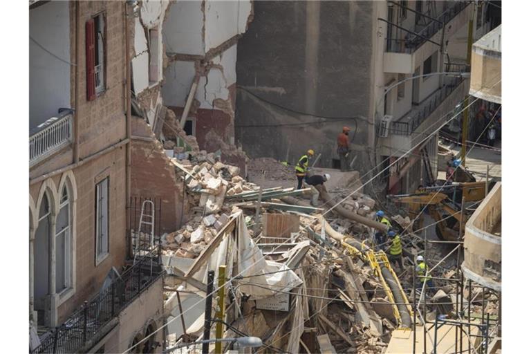 Rettungskräfte haben in Beirut bei der Suche nach einem vermeintlichen Überlebenden niemanden gefunden. Foto: Hassan Ammar/AP/dpa