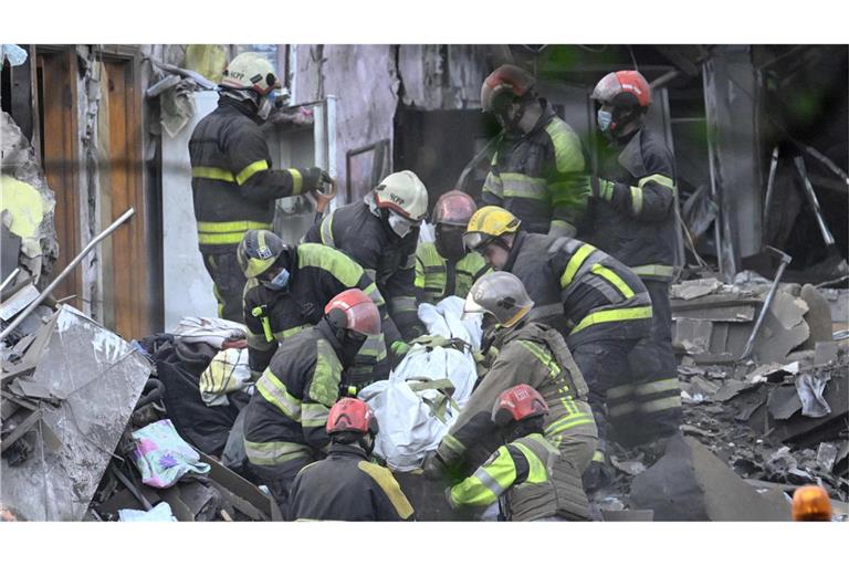Rettungskräfte haben nach dem Angriff in Kiew zahlreiche Tote und Verletzte aus den Trümmern geborgen.
