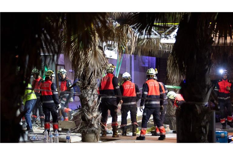 Rettungskräfte im Einsatz nach dem Einsturz eines zweistöckigen Gebäudes an der Playa de Palma auf Mallorca, bei dem mindestens vier Menschen ums Leben kamen.